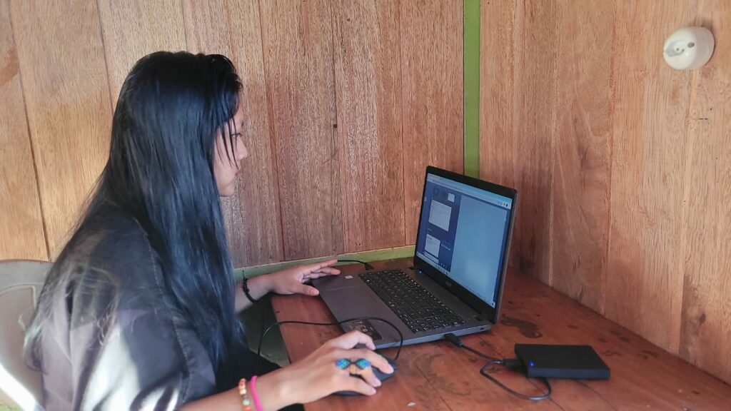 Jovens indígenas Ashaninka da comunidade Apiwtxa participam de formação em informática
